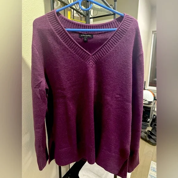 NWOT Banana Republic Factory Essential V-Neck Sweater - Picture 2 of 3